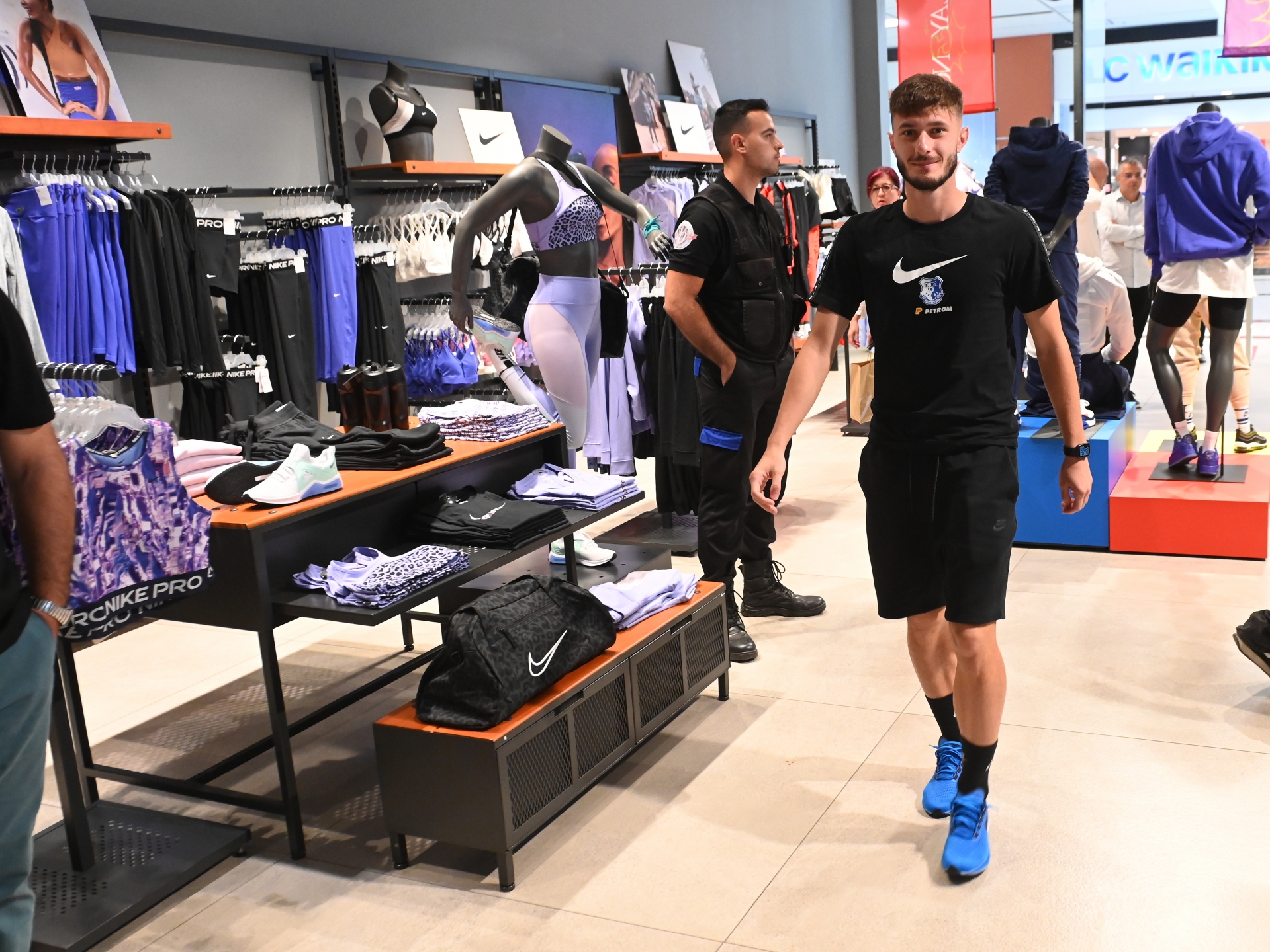 skate Constitute Mediate Farul Constanța, prezentă la redeschiderea magazinului Nike ! — Farul  Constanța